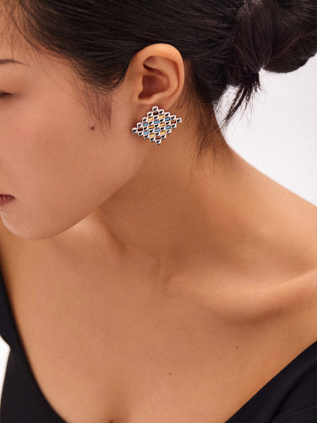LEATHER RHOMBUS STUD EARRINGS