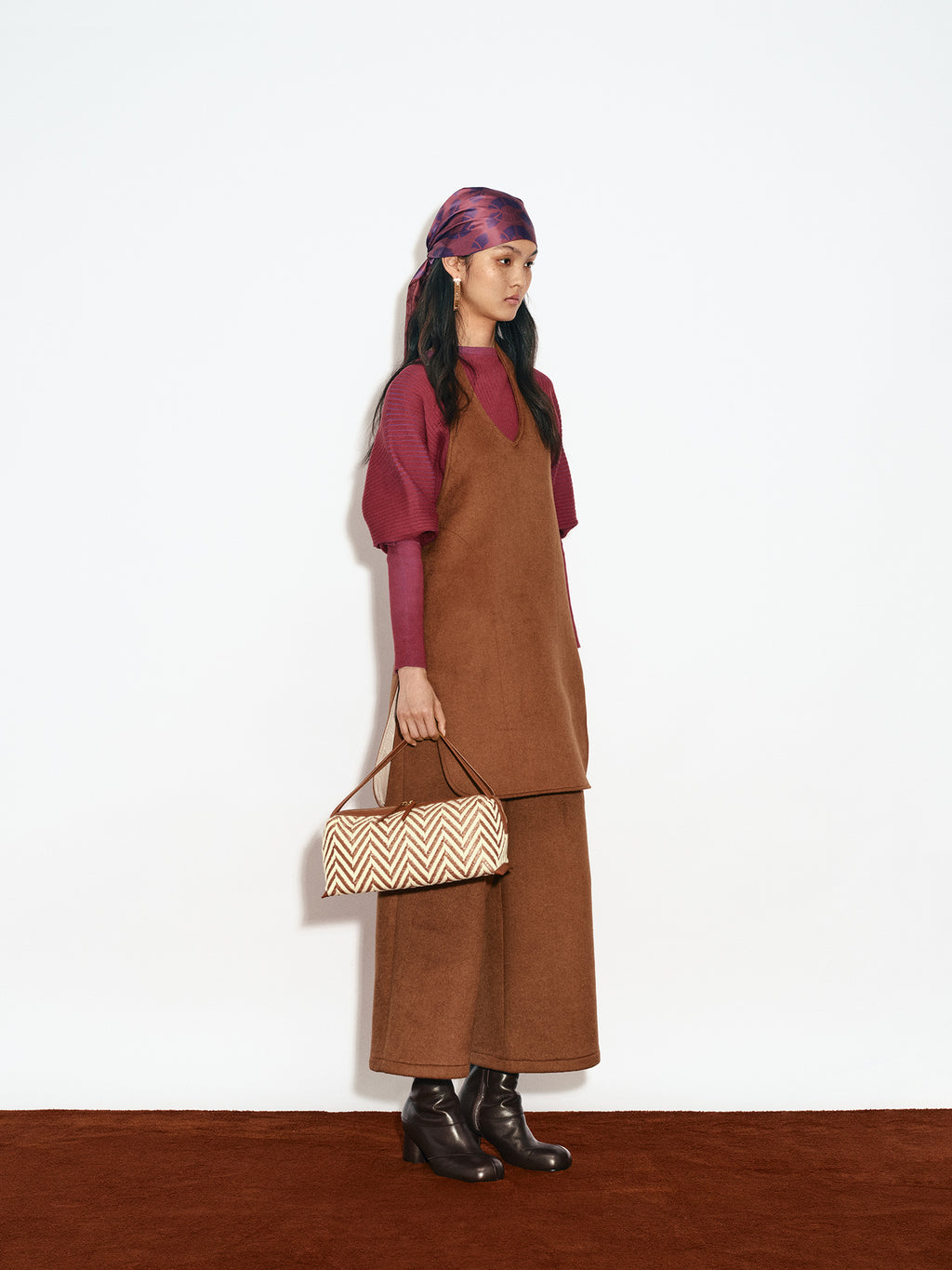 V PATTERN SHOULDER BAG