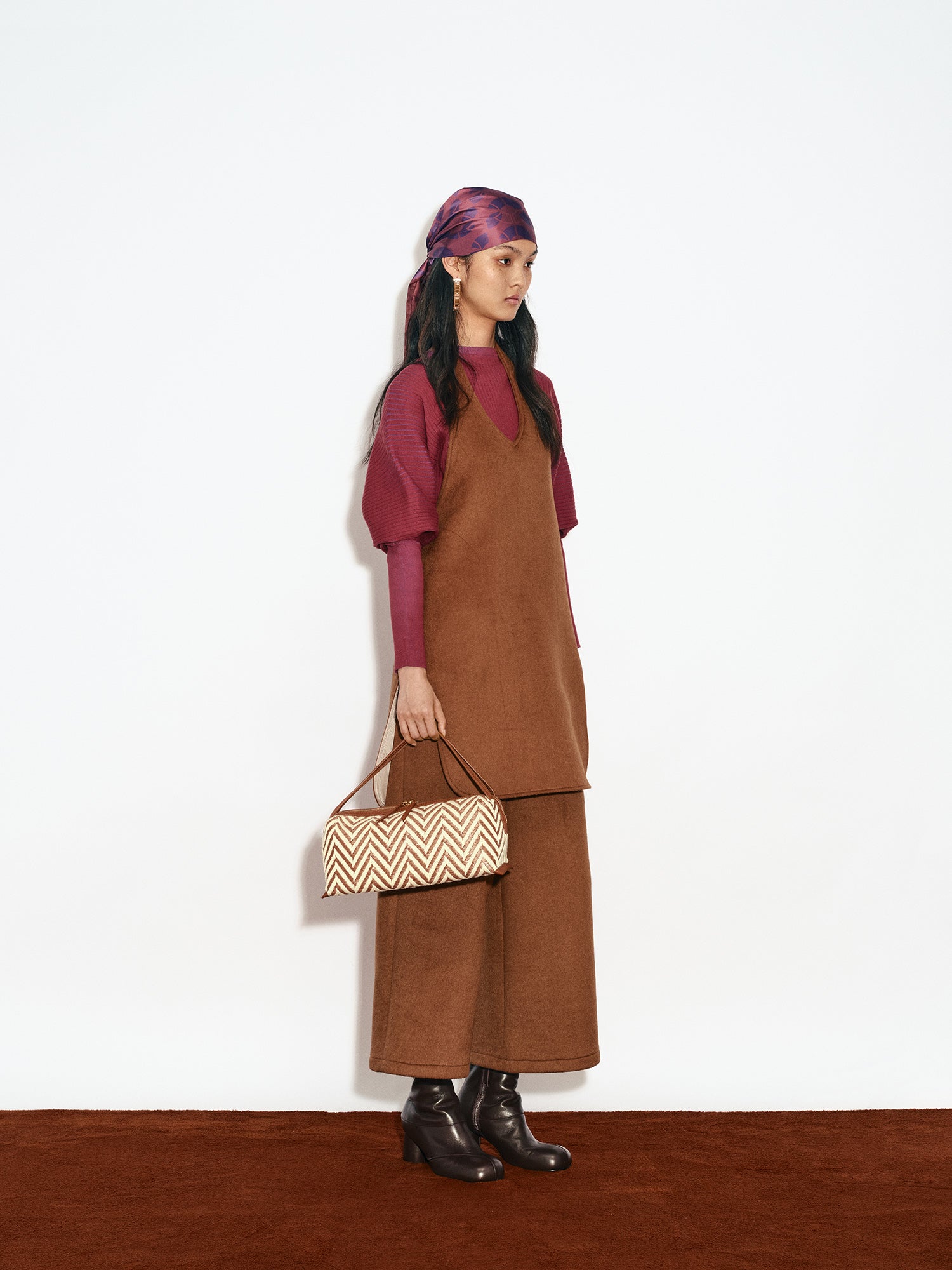 V PATTERN SHOULDER BAG